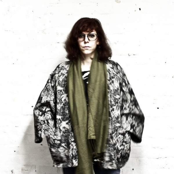 Anne-Laure Eustache, veste kimono en facquard de coton. Motifs fleurs dans les coloris noir/blanc