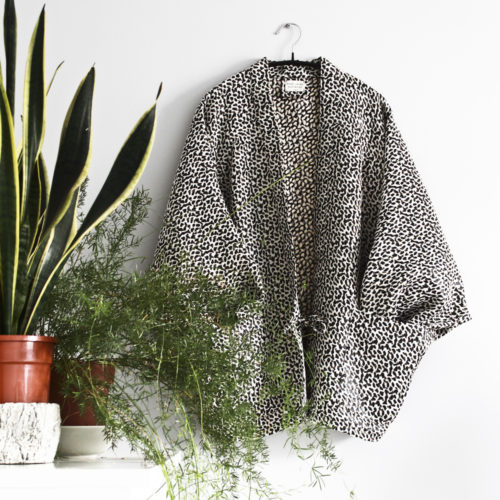 Anne-Laure Eustache, veste kimono. Jacquard léopard coloris sable, bronze et pétrole.