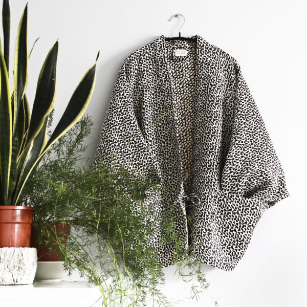 Anne-Laure Eustache, veste kimono. Jacquard léopard coloris sable, bronze et pétrole.