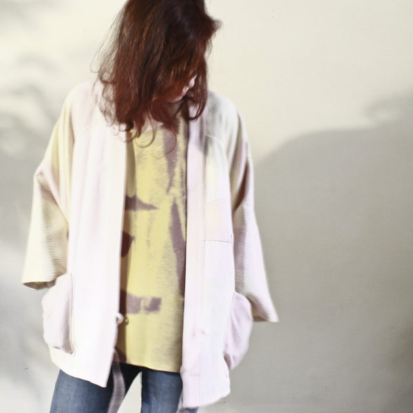 Veste kimono coloris poudre. Matière structurée avec effet nacré. Porter ample