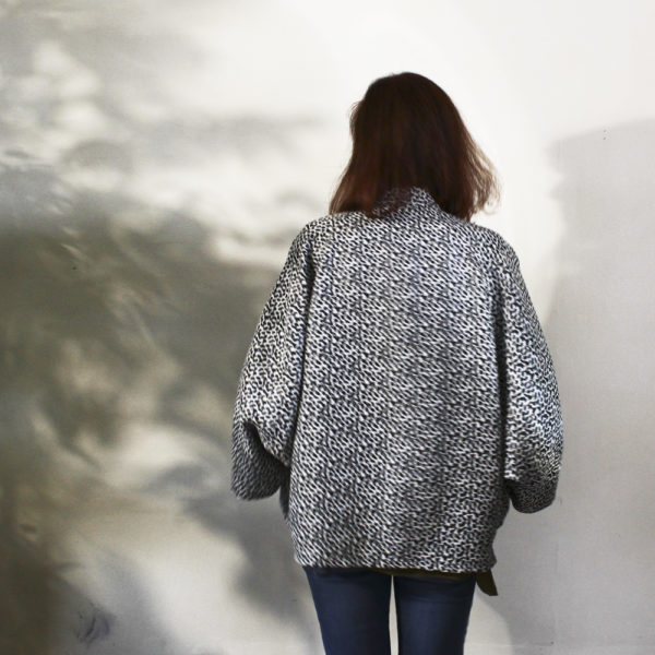 Veste kimono en jacquard français. Micro motif léopard dans les coloris sable, bronze et marine