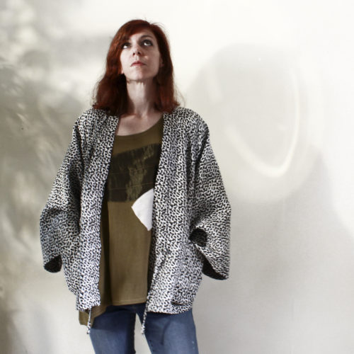 Veste kimono en jacquard français. Micro motif léopard dans les coloris sable, bronze et marine