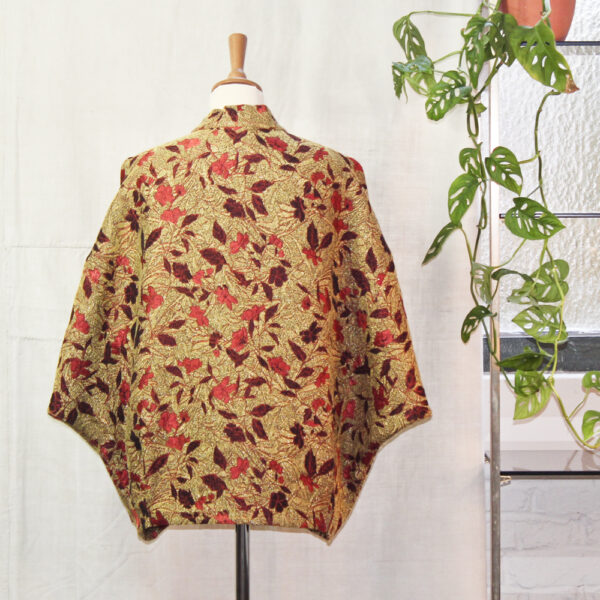 Veste façon kimono. Jacquard motif floral dans les coloris rouge et or.