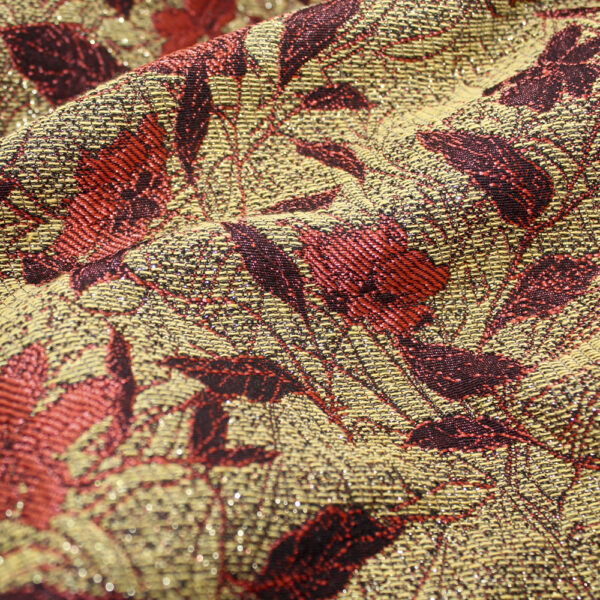Veste façon kimono. Jacquard motif floral dans les coloris rouge et or.