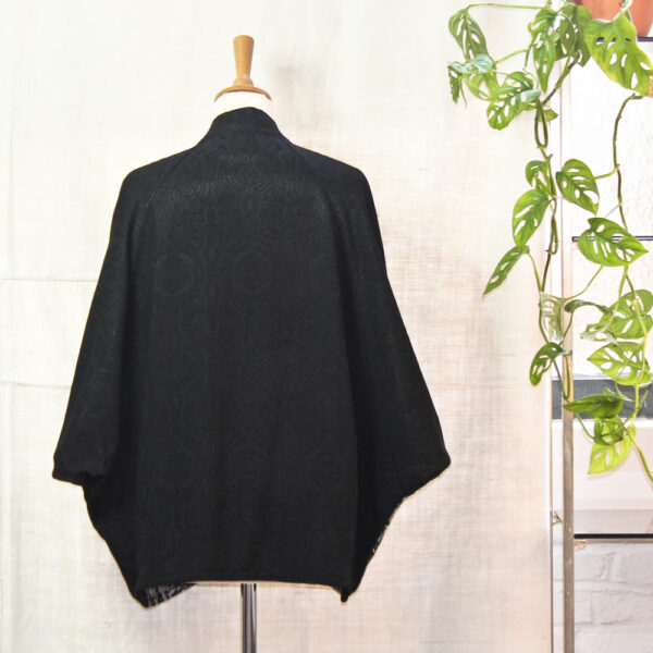 Veste « bi-matières » façon kimono . Jacquard souple noir et empiècements aux motifs de roses dans les coloris noir et argent.