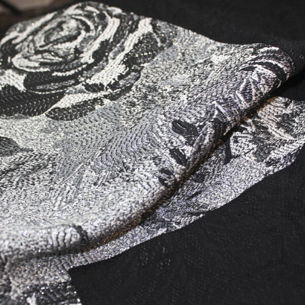 Veste « bi-mJacquard souple noir et empiècements aux motifs de roses dans les coloris noir et argent.