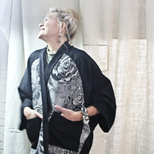 Veste « bi-matières » façon kimono . Jacquard souple noir et empiècements aux motifs de roses dans les coloris noir et argent.