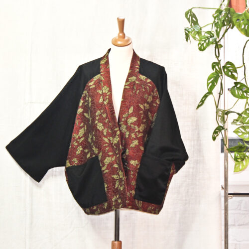 Veste kimono souple avec empiècements jacquard dans les coloris rouge et or.