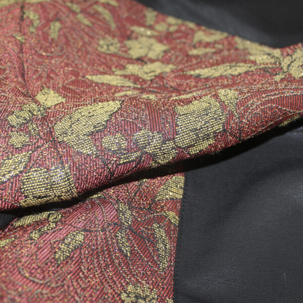 Jacquard dans les coloris rouge et or.