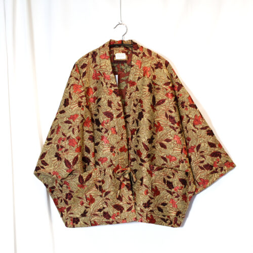 Veste oversize façon kimono. Jacquard or rouge