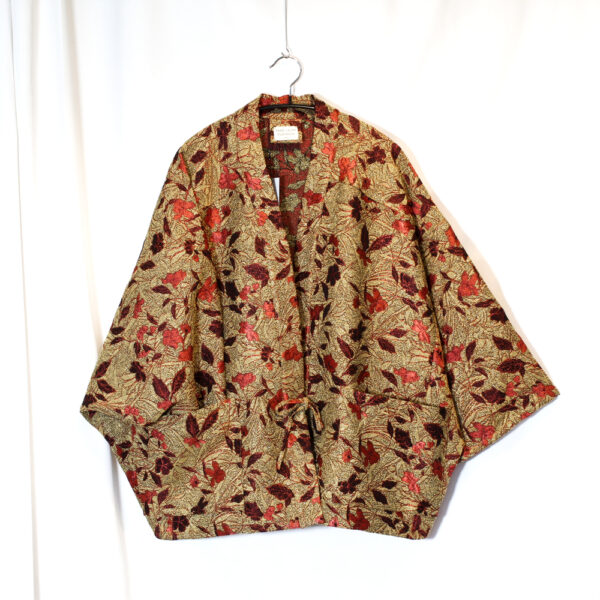Veste oversize façon kimono. Jacquard or rouge