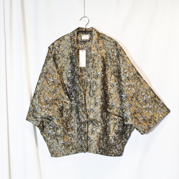 Veste oversize façon kimono. Jacquard motif jungle coloris or.