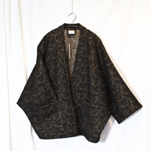 Veste oversize façon kimono réalisée dans un jacquard or et noir.