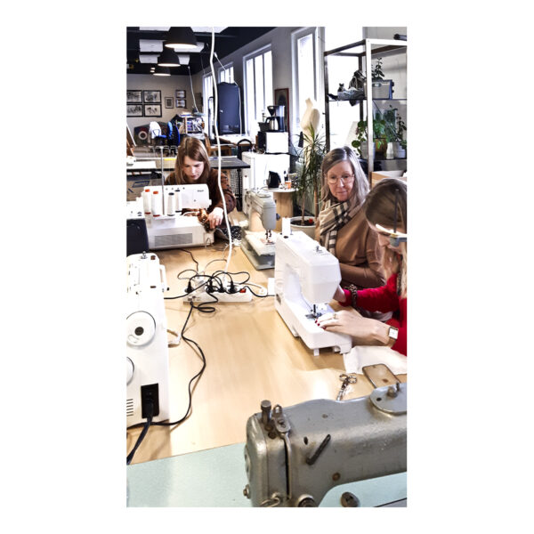 Les ateliers d'initiation couture se déroulent à La Maillerie à Villeneuve d'Ascq et accueillent au maximum 4 personnes