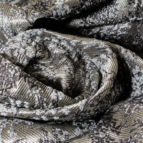 Tissu jacquard à motif floral argenté sur fond gris foncé, effet brillant et texture riche.